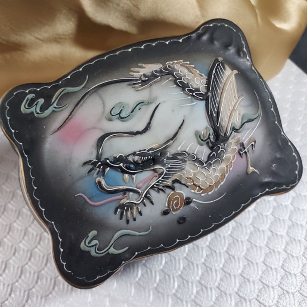1930’s Moriage Dragonware Porcelain dresser lidded jewelry box w/2 small… - Picture 3 of 8